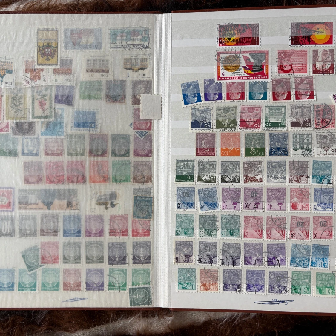 Frimärksalbum – Internationella frimärken - 3