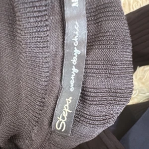 Ribbad svart långärmad tröja Steps - Säljer en svart ribbad långärmad tröja från Steps. Tröjan har en snygg struktur med vertikala ribbor och är i ett stretchigt material som sitter skönt på kroppen. Perfekt till jeans eller kjol för en stilren look.