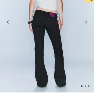 Svarta Cheap Monday jeans - Svarta utsvängda jeans från Weekday som är väldigt låga i midjan. Storlek 24/30 men är små i storleken. Bra skick men möjligtvis lite slitna längst ner. Hör av dig för privata bilder💖 helt slutsålda online
