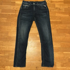Mörkblå Replay jeans - Säljer ett par mörkblå Replay Grover Hyperflex jeans i slim fit. Storlek W30, L30. Jeansen är i mycket bra skick utan några defekter. Skriv gärna om du har några frågor.
