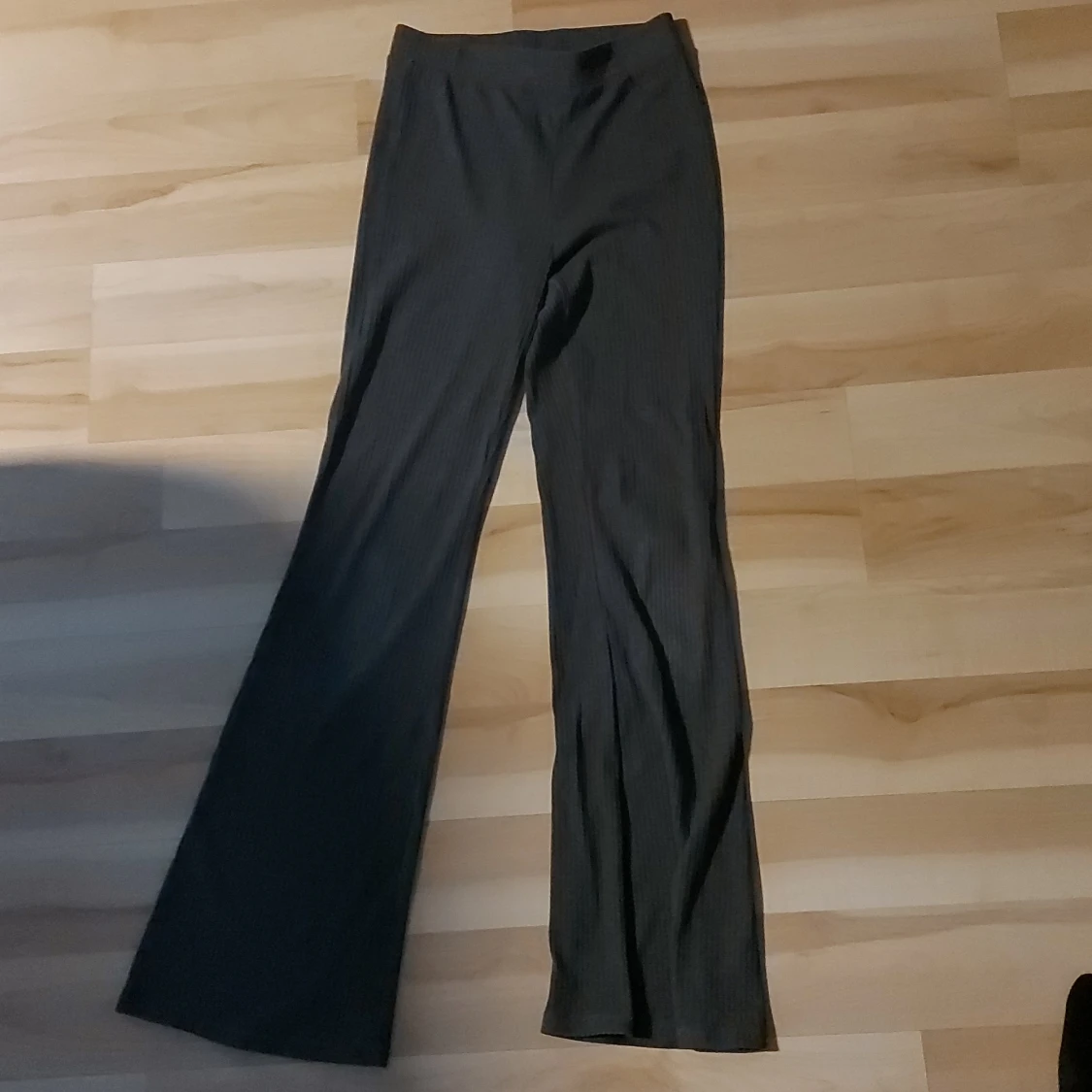 Grå ribbade bootcut-byxor H&M
