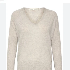 Stickad tröja med V neck - Säljer denna supersköna och fina tröjan ifrån Inwear då den inte kommer till användning, som ni kan se så är den lite nopprig och fläckig men det löser jag innan det skickas, säljer  den för 1000kr mindre än ordinarie priset💓