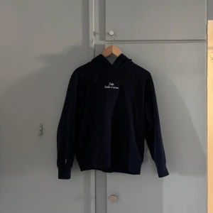 Ralph lauren hoodie - En riktigt fet raffe hoodie i marinblå färg! Den är slim fit så sitter lite tightare på kroppen och passar någon som är runt 170 skulle jag säga🙌 Tröjan är lite nopprig men det kan man förstås ta bort. Nypris ligger runt 2000 kr så riktigt bra pris på denna! Hör av er om ni har några frågor🙏😉