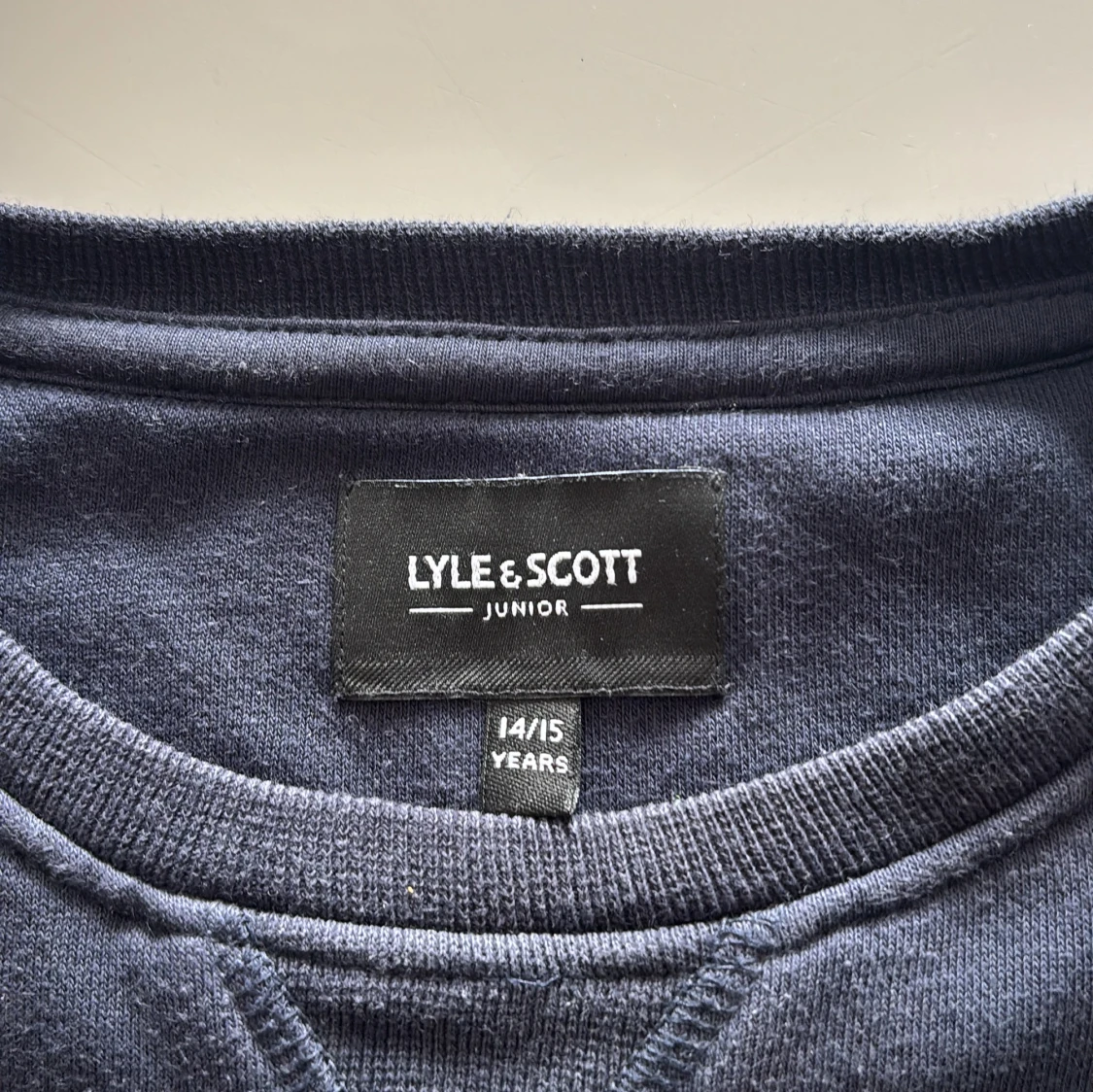 Marinblå sweatshirt från Lyle & Scott - 3