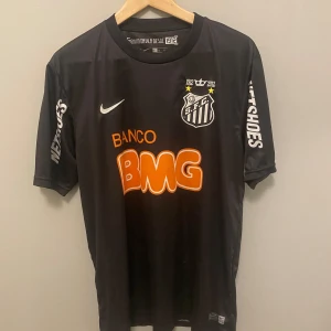 Fotbollströja Neymar - Säljer denna schyssta fotbollströja. Santos Nejmar JR 2011. Köpt i Spanien så ej äkta men riktigt bra ändå. 