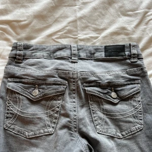 Grå jeans från Gina, stl 38 - Snygga grå jeans från Gina  i storlek 38. Klassisk femficksmodell med snygga bakfickor , Jenssen är som nya och har används 1 gång , säljer för dom inte kommer till användning, 🤗💕