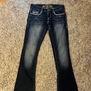 Mörkblå bootcut jeans från Maurices - Snygga mörkblå bootcut jeans från Maurices med broderade detaljer.