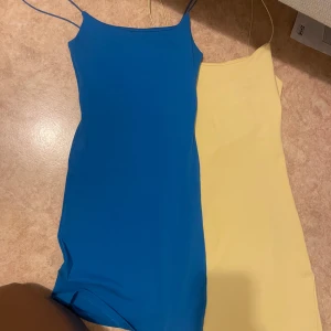 Två korta klänningar med smala band - Säljer dessa två snygga klänningar från Zara. Endast den blåa är använd 1 gång🤍 80kr +frakt🤍