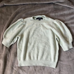 Ljusgrön stickad tröja Vero Moda XS - säljer en supergullig ljusgrön stickad tröja från Vero Moda i storlek XS, perfekt nu till hösten!!🍁💓tröjan har puffiga trekvartsärmar och ribbade muddar vid hals, ärmslut och nederkant. aldrig använd, så otroligt bra skick! skriv vid fler frågor!!💓💓