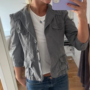 Jacka - Säljer denna super söta kort ärmade jacka från Ann Taylor! 