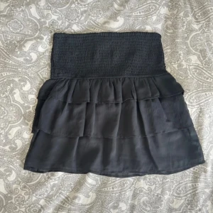 volangkjol  - volangkjol från bikbok, använd en gång, storlek M (passar S)