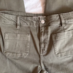 Skit snygga jeans!! - Snygga jeans i grön färg som tyvärr var för korta för mig 