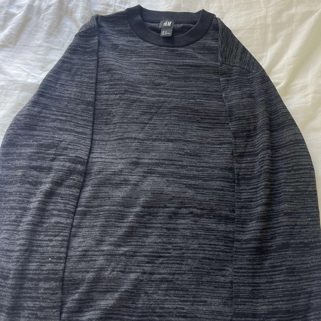 Mörkgrå randig tröja från H&M
