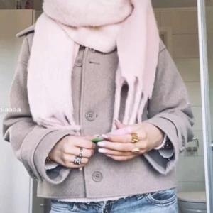 Beige kappa - Snygg beige skepparkavaj med stora knappar och bred krage. Jackan är croppad och har en boxig passform som ger en cool vibe. Tillverkad i ullblandning, perfekt för höst och vinter. Styla med jeans och chunky smycken för en trendig look.