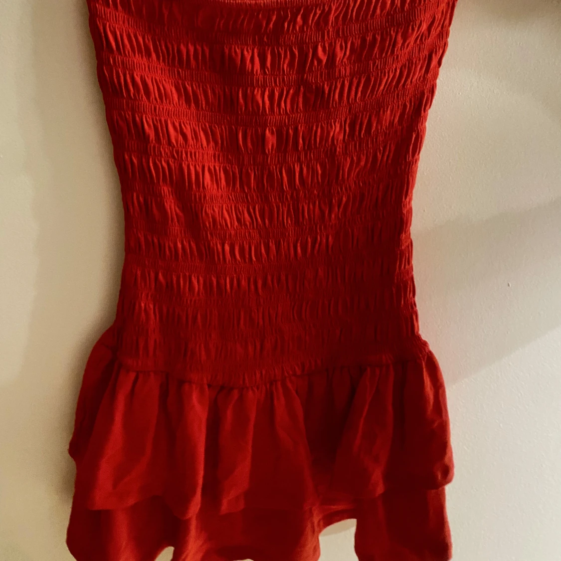 Röd tubklänning med volang från Gina Tricot - 2