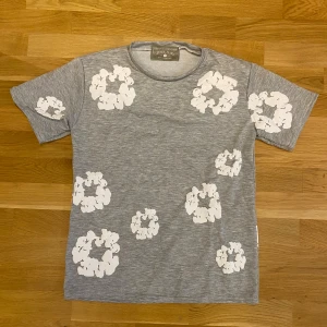 Denim tears Grå t-shirt  - New denim tears t-shirt without tags. Size M. Measurements are: (pit to pit 48cm) and (collar to helm 67cm)