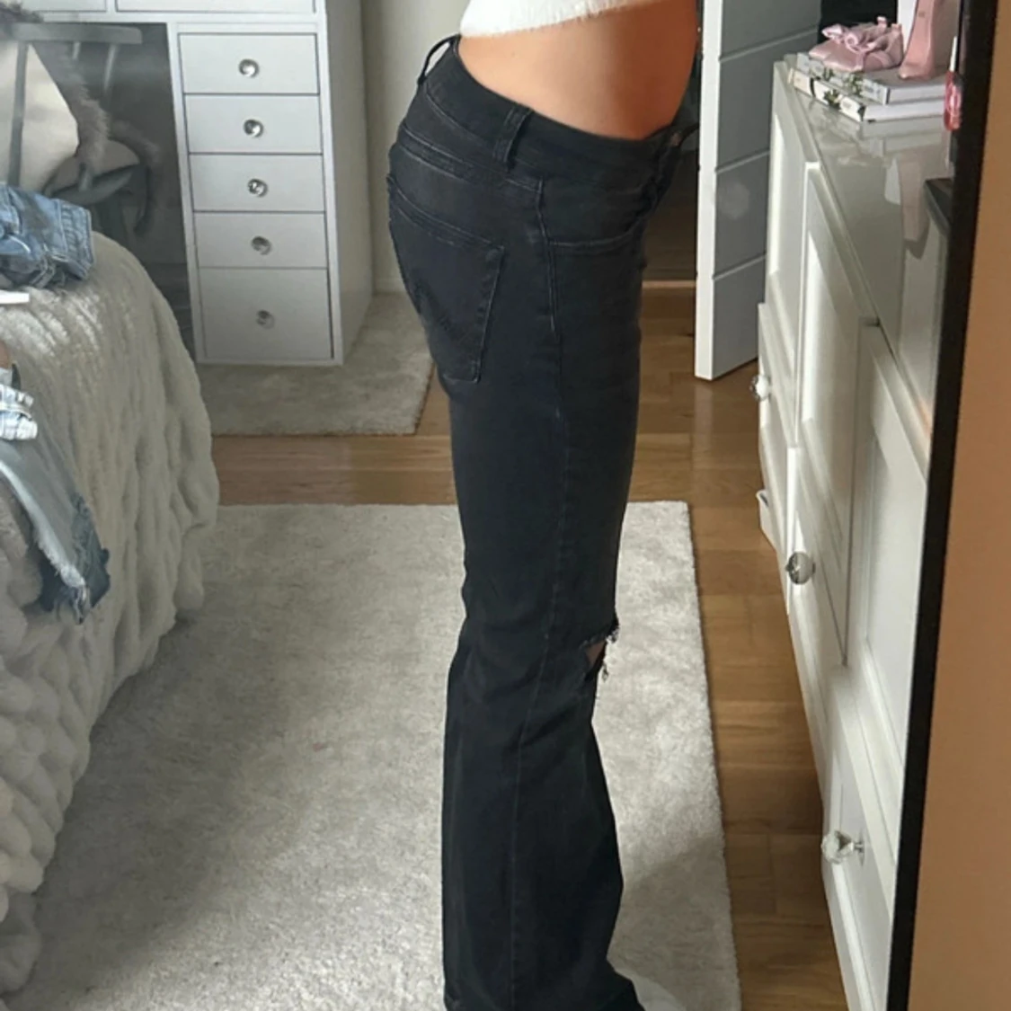 Svarta bootcut jeans med slitningar - 2