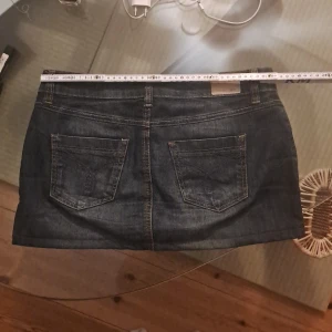 Kort mörkblå jeanskjol - Säljer en jätte jätte snygg jeanskjol som jag säljer då den tyvärr inte passar. Måtten på kjolen är ca 41cm på bredden vid midjan och ca 31 cm på längden. Fråga gärna om du undrar nått och skicka såklart prisförslag om du vill 💕