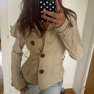 Zara kappa - Såå snygg figursydd trenchcoat/kappa från Zara.  Jag är 168 och det är mina bilder, köp via köp nu direkt eller Swish, kvar tills markerad som såld 💖 