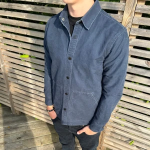 Overshirt med knappar  - Säljer denna tvärfeta Overshirt perfekt inför hösten🍁modellen på bilden är ca 180 cm lång och väger 70 kg. Tveka inte på att kontakta mig vid minsta fundering🙌