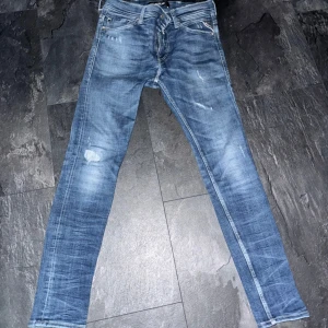 Replay jeans - Säljer dessa feta replay jeans i storlek 30/30 en liten defekt vid bälte jacken 