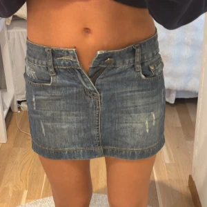 Blå lågmidjad jeanskjol - Säljer denna jättesnygga jeanskjol som är lågmidjad men tyvärr för liten för mig. Passar nog en xxs/xs. 