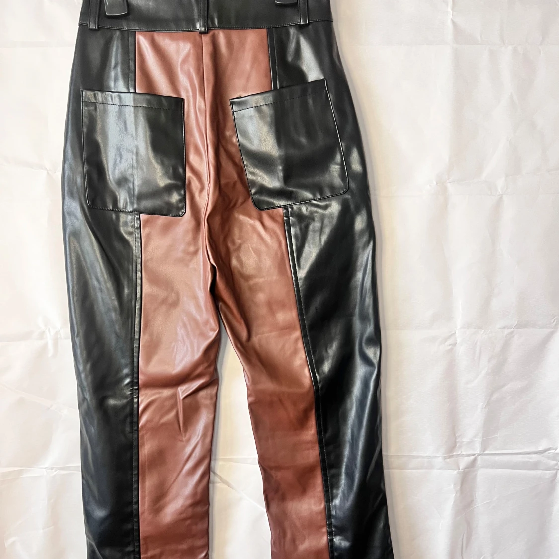 Svart och brun färgblockade skinnbyxor - 2