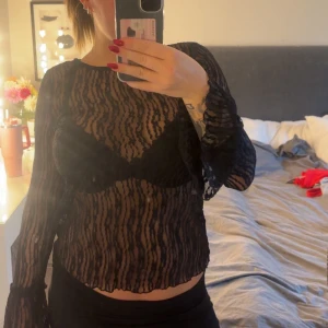 Svart spetsblus från Vero Moda - Hej säljer nu denna spets tröja som aldrig kommit till användning och även har prislapp kvar!🤍