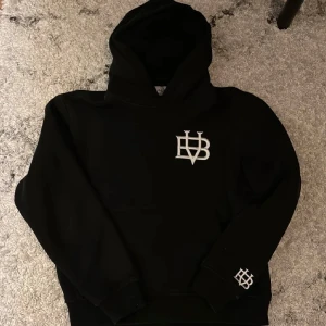 Svart Bvaldi Hoodie  - Säljer min Bvaldi hoodie som är väldigt snygg har andvänt väldigt mycket men är i bra skick.