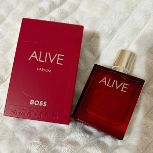 Hugo Boss Alive Parfum 50 ml - Säljer denna då den ej kommer till användning. Använd fåtal gånger. 💗nypris 1490kr