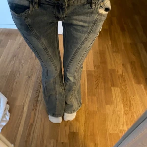 Lågmidjade jeans  - Coola lågmidjade jeans som köptes i en butik i Paris. Super stretchiga. Skriv vid fler frågor