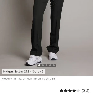 Svarta kostymbyxor från BikBok - Trendiga lågmidjade kostymbyxor från bikbok (nypris 500kr)💗kommer ej till användning 