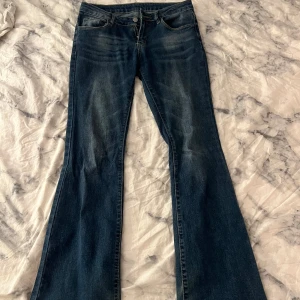 Blå bootcut jeans med utsvängda ben - Snygga blå jeans med bootcut-modell och utsvängda ben. 