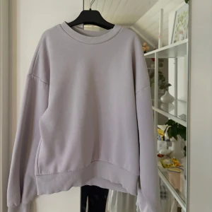 Ljuslila sweatshirt från Gina Tricot - En stilren ljuslila sweatshirt från Gina Tricot, basically basics-kollektionen. Tröjan har rund halsringning, ribbade muddar och en relaxed passform. Perfekt för dig som gillar en enkel och clean look. Materialet är mjukt och skönt mot huden. Storlek xxs💓