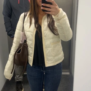 Söt jacka  - Söt jacka som nästan aldrig använts, mer vit i verkligheten🤍