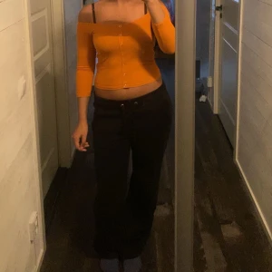 Orange croppad offshoulder topp -  orange croppad topp med knappar💞🙏