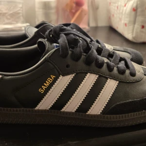 Svarta addidas Sambas - Klassiska Adidas Samba sneakers i svart skinn och mocka med vita ränder och svart snörning. Snygg retrostil med låg profil och gummisula. Snygga vintage Sambas knappt använda o bra sick! Stl 39! Skriv om du är intresserad eller har några frågor!!🫶🍁