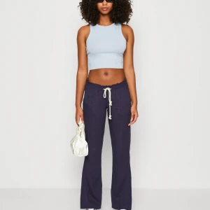 Roxy linnebyxor - blå - Ett par blå Roxy linnebyxor, använda ett fårtal gånger, inga defekter, storlek xs, ny pris ca 500kr, skriv vid intresse eller fler bilder 🩵