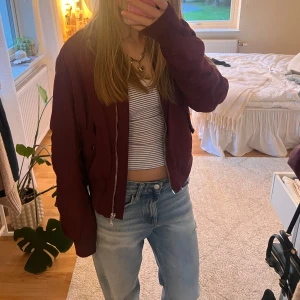 Vinröd bomberjacka  - Så snygg vinröd bomberjacka i mycket bra skick 💕💕