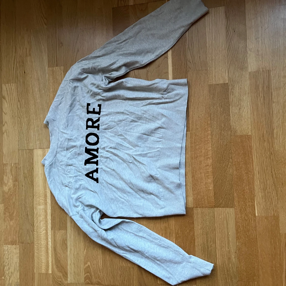 Beige tröja med text 