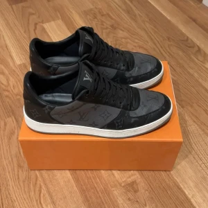 Louis Vuitton skor  - Louis Vuitton Match up sneaker i storlek 41,5 otroligt skick. Box och dustbag ingår