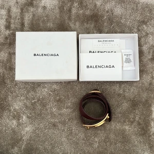 Balenciaga armband i vinrött läder - Snyggt armband från Balenciaga i vinrött läder. Helt okej skick 