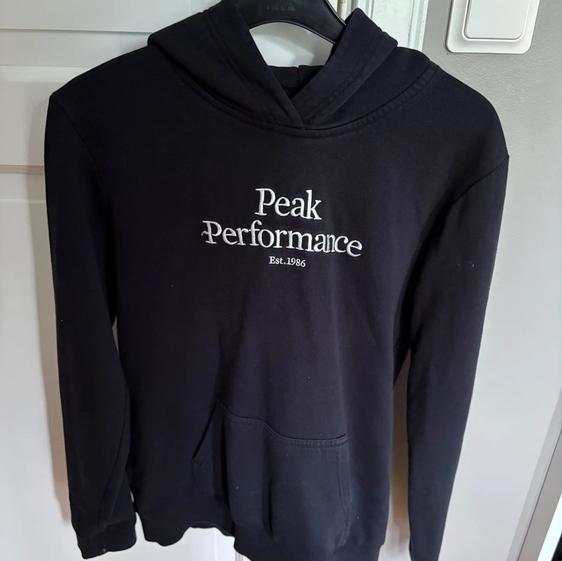 Svart hoodie från Peak Performance