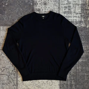 Merino tröja  - 100% merino tröja i fin mörkblå färg i nyskick. Aldrig tvättad i maskin utan bara förhand. Storlek S. Har du några frågor så är de bara att skriva ett meddelande!