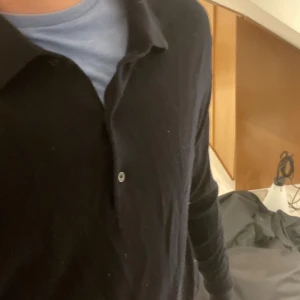 Svart pikétröja i merinoull från Uniqlo - Säljer en tvär fet svart långärmad pikétröja från Uniqlo i mjuk merinoull. Skriv om det är något ni vill veta:)