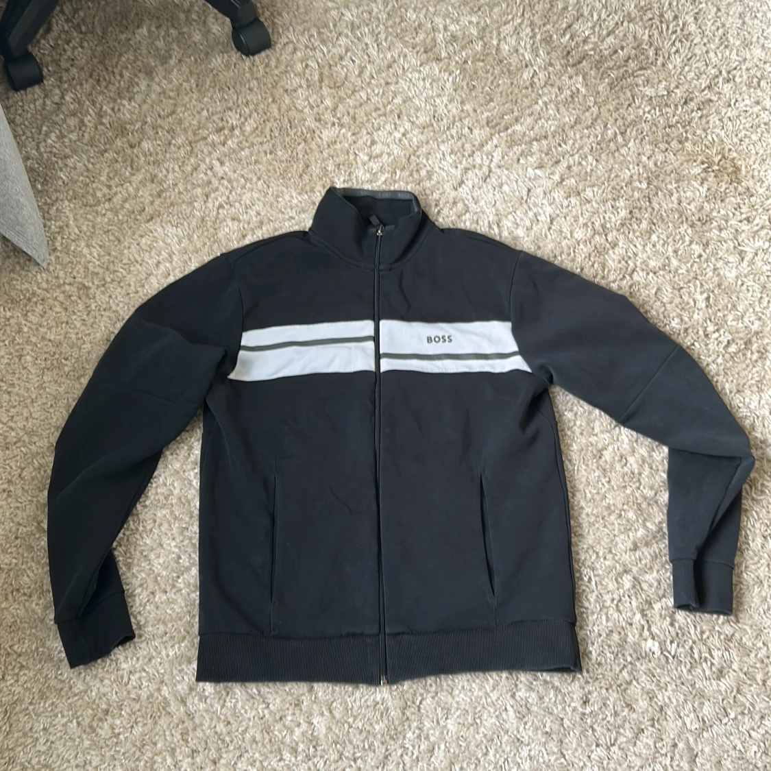 Svart vindjacka från BOSS med vit rand