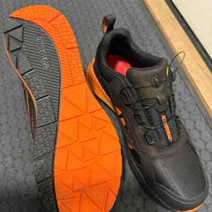 Activewear, skyddskor  - Snygga svarta skyddskor med orange detaljer och spiktrampskydd från Activewear. Skorna har snabbsnörning med vajer. Perfekta för dig som jobbar tyngre jobb och behöver ett par sköna skor! Pris kan disskuteras.
