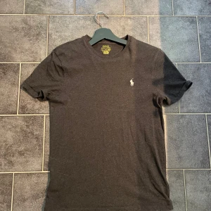Ralph lauren t shirt - Snygg mörkgrå Ralph lauren t shirt i modellen slim fit och st S!