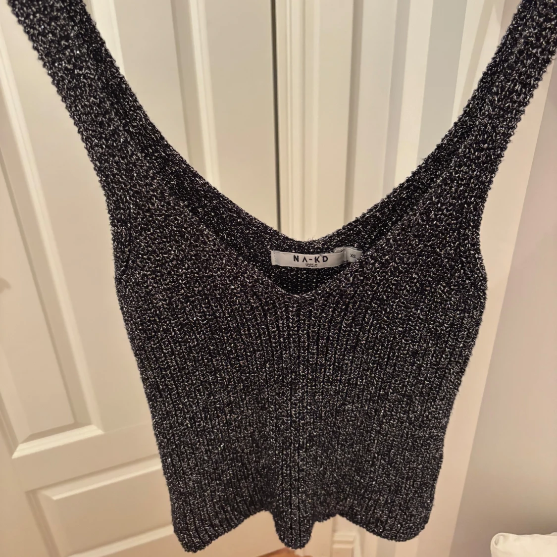 Glittrig ribbad linnetopp från NA-KD - 1