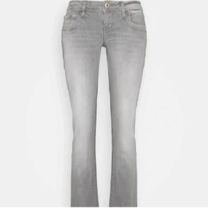 Gråa LTB valerie bootcut jeans💞 - Jättesnygga jeans som jag säljer pågrund av att jag inte gillar färgen längre❣️storlek 24/32, passar bra på mig som är 168💖byxorna har inga defekter men bara en liten riv märke längst nere där man går men inget som märks, som visas på sista bilden🩷